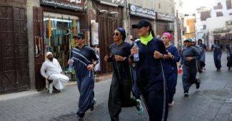 Wanita Arab Saudi mulai tinggalkan abaya tradisional