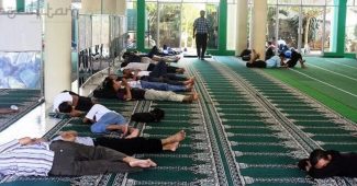 hukum tidur di masjid