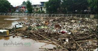 Sampah dan Banjir, serta Keimanan yang Loyo